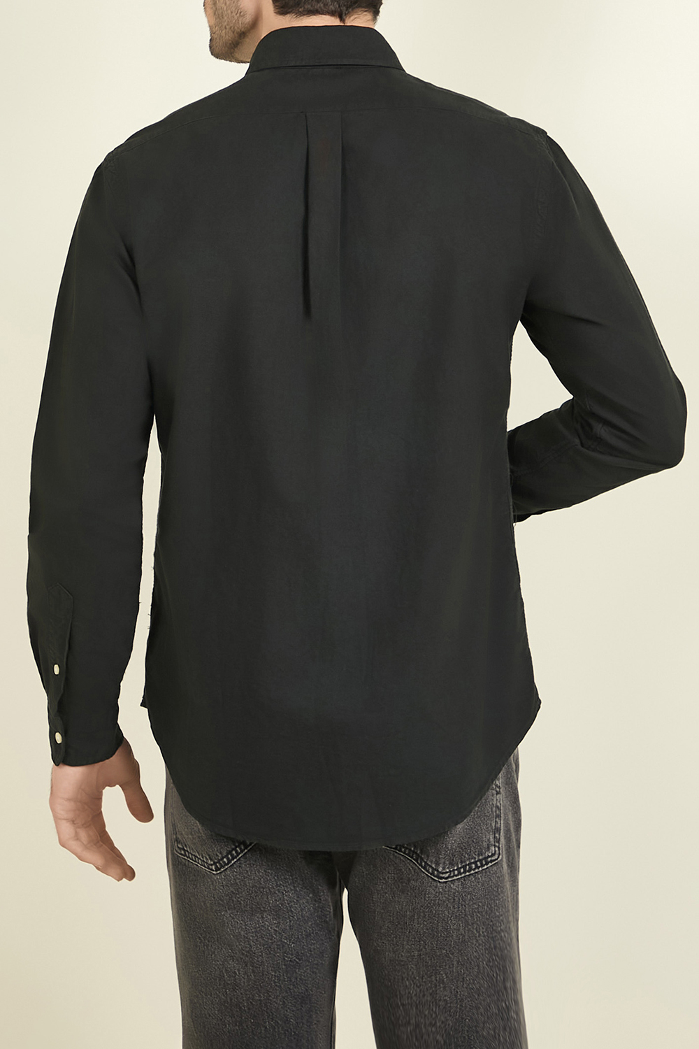 תמונת דוגמן אחורית של חולצה מכופתרת