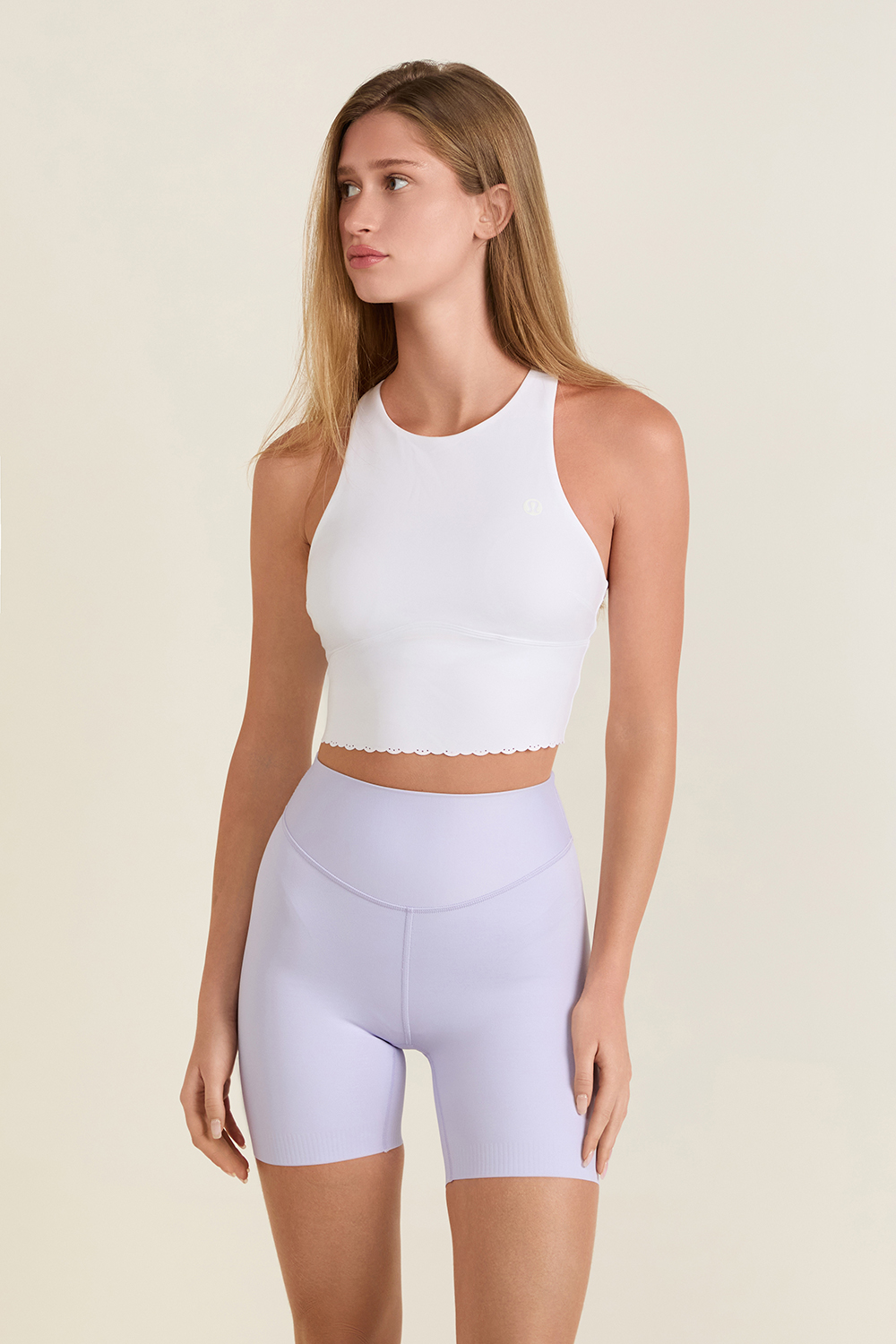 תמונת דוגמן קידמית של Scallop-Hem High-Neck Tennis Tank Top