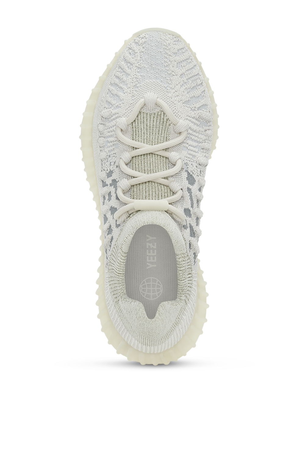 תמונת תקריב של נעלי סניקרס יזי