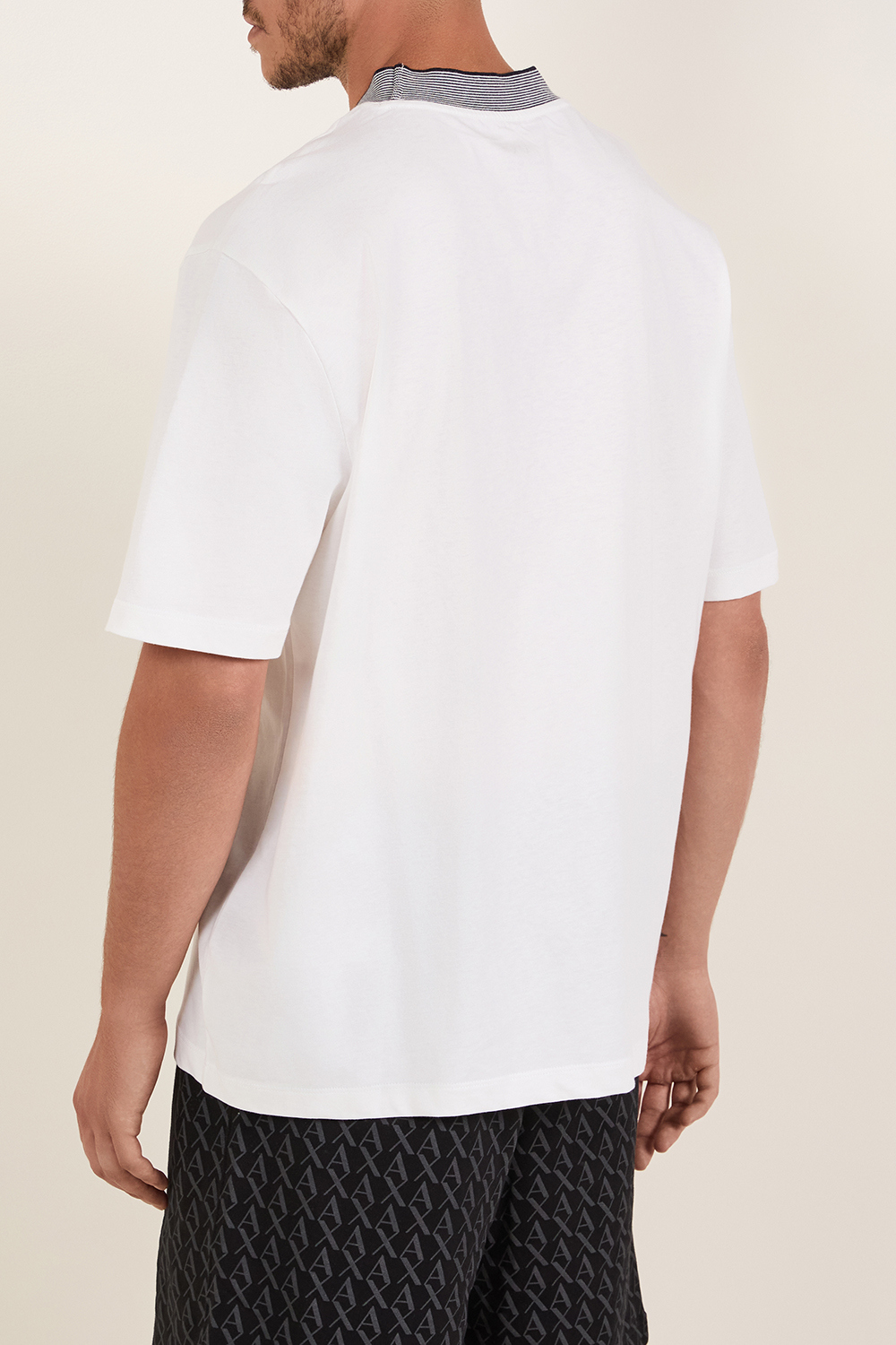 תמונת דוגמן אחורית של חולצת טי