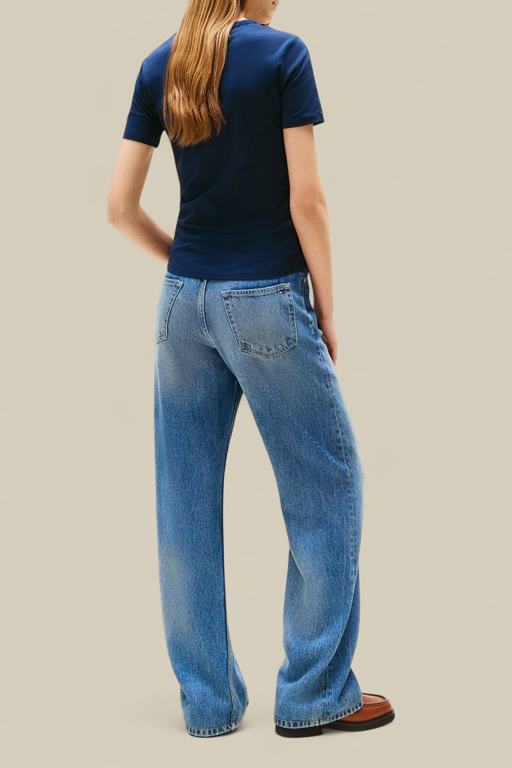 תמונת דוגמן אחורית של חולצת טי סלים פיט