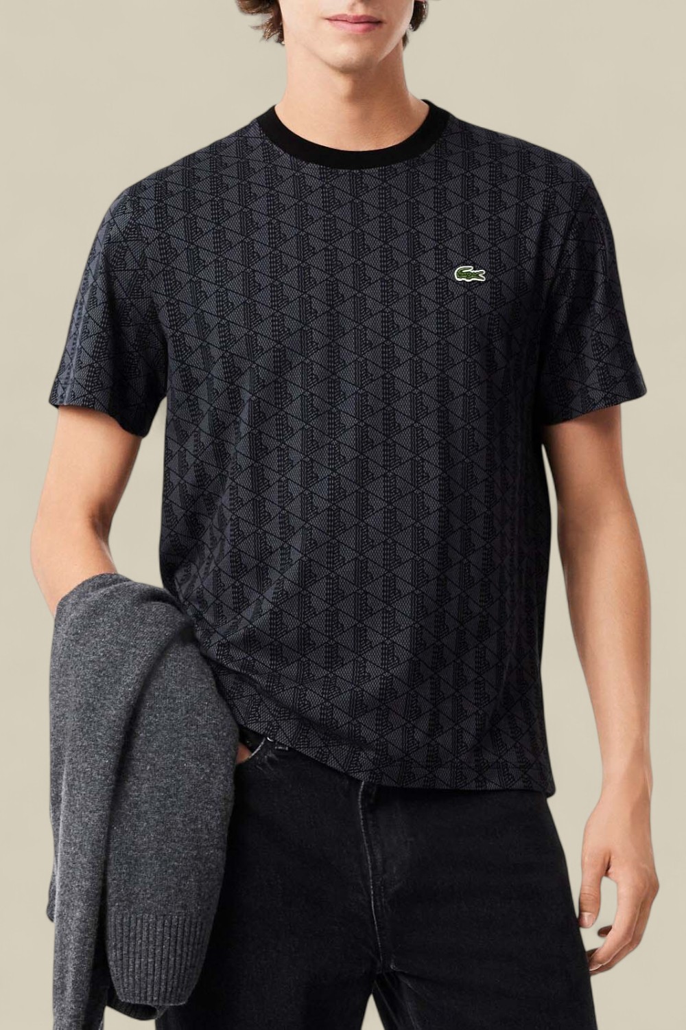 תמונת דוגמן קידמית של חולצת טי מונוגרמה