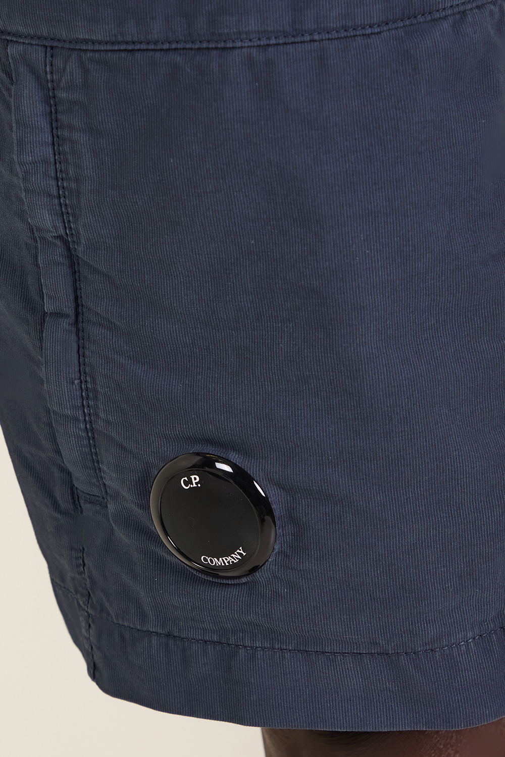 תמונת דוגמן אחורית של מכנסי ג'ינס ברמודה