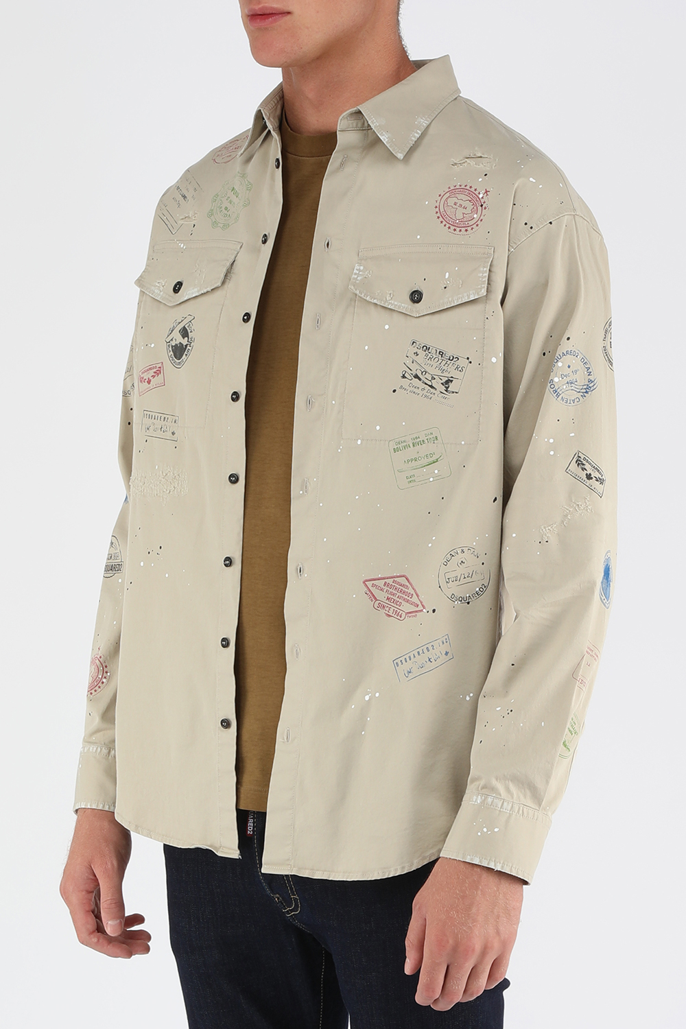 תמונת דוגמן קידמית של חולצת דנים מכופתרת עם חותמות דרכון