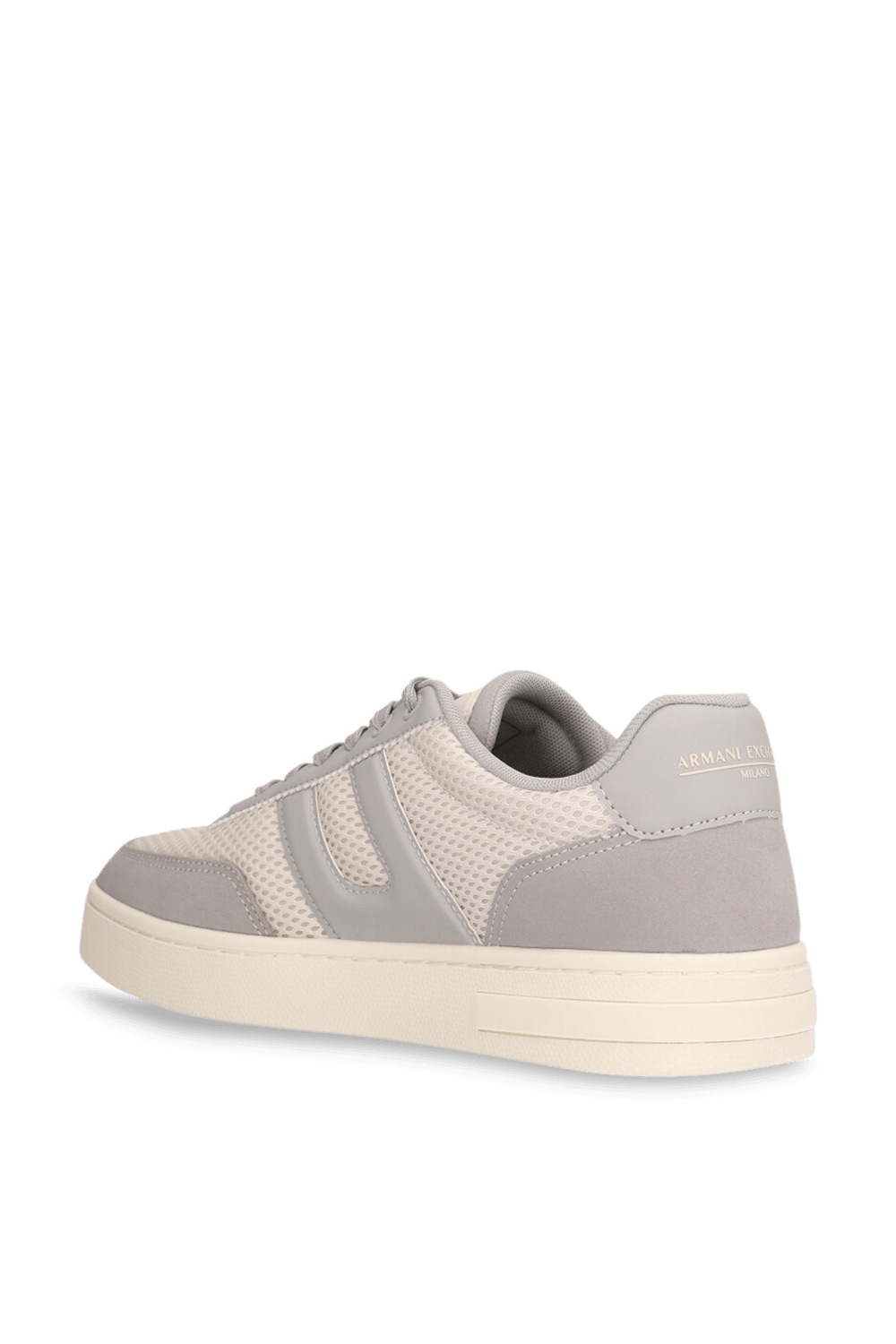 תמונה אחורית של נעלי סניקרס