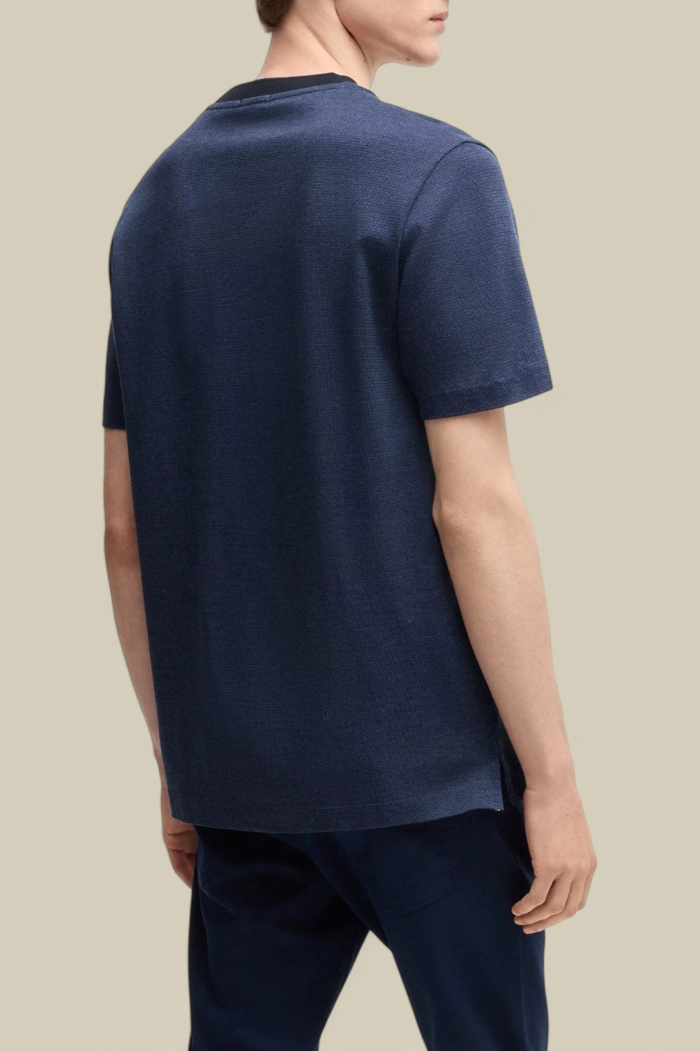 תמונת דוגמן אחורית של חולצת טי