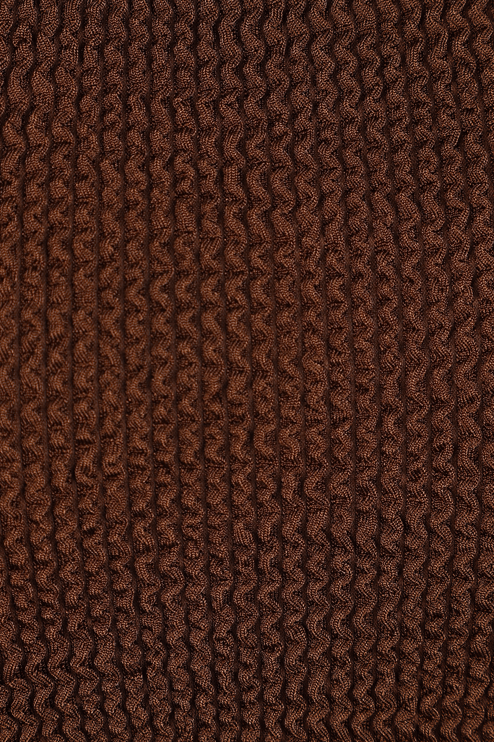 תמונת תקריב של בגד ים שלם חום עם שרוולים ארוכים