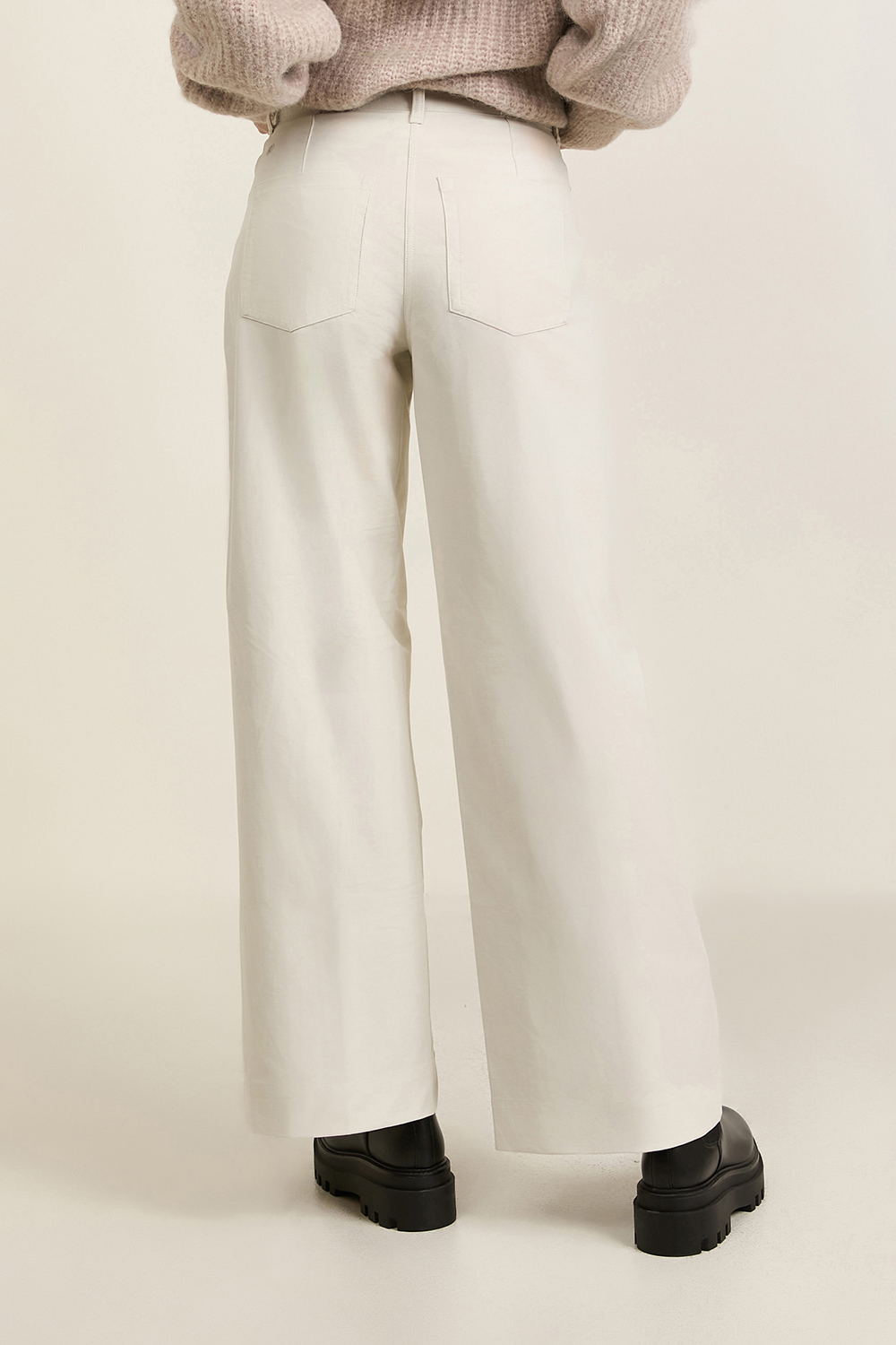 תמונת דוגמן אחורית של City Sleek Utilitech Extra-Wide-Leg Pant *Regular