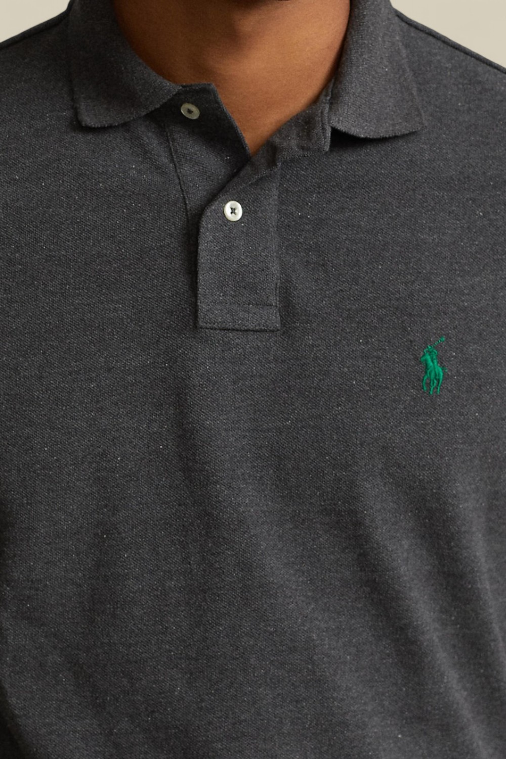 תמונת תקריב דוגמן של חולצת פולו סלים פיט