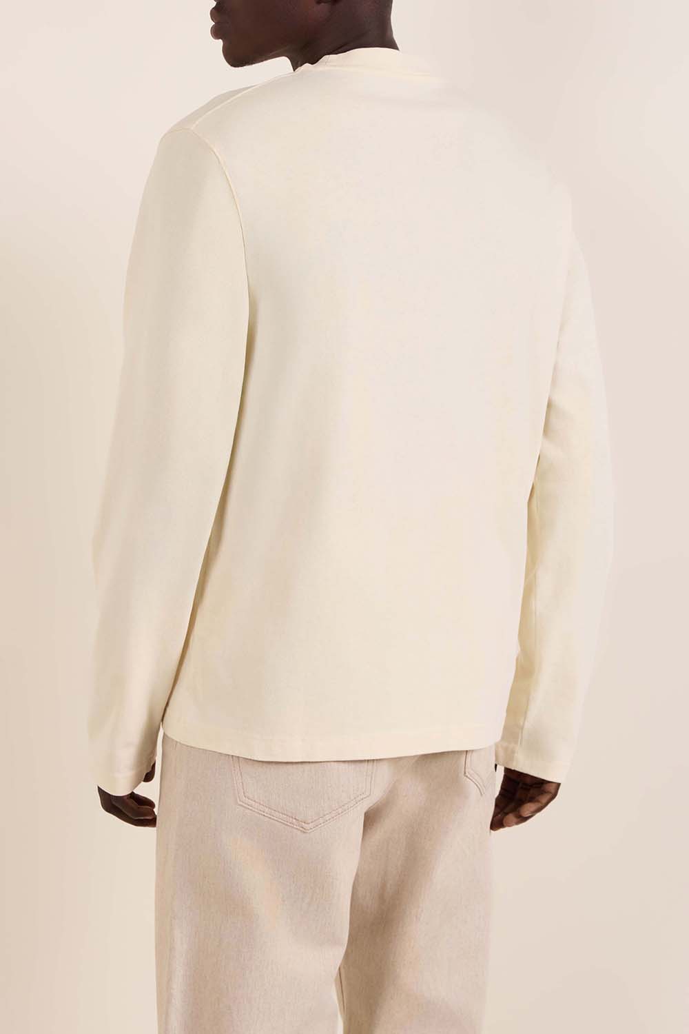 תמונת תקריב דוגמן של חולצת טי ארוכה