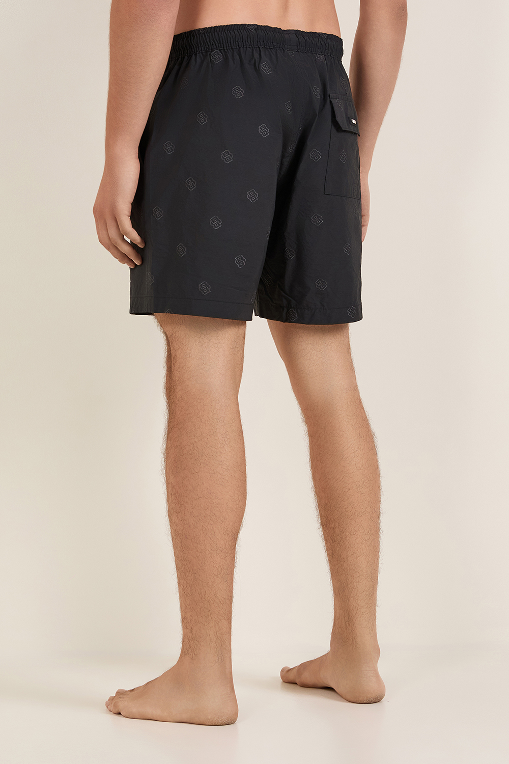 תמונת דוגמן אחורית של מכנסי שחייה