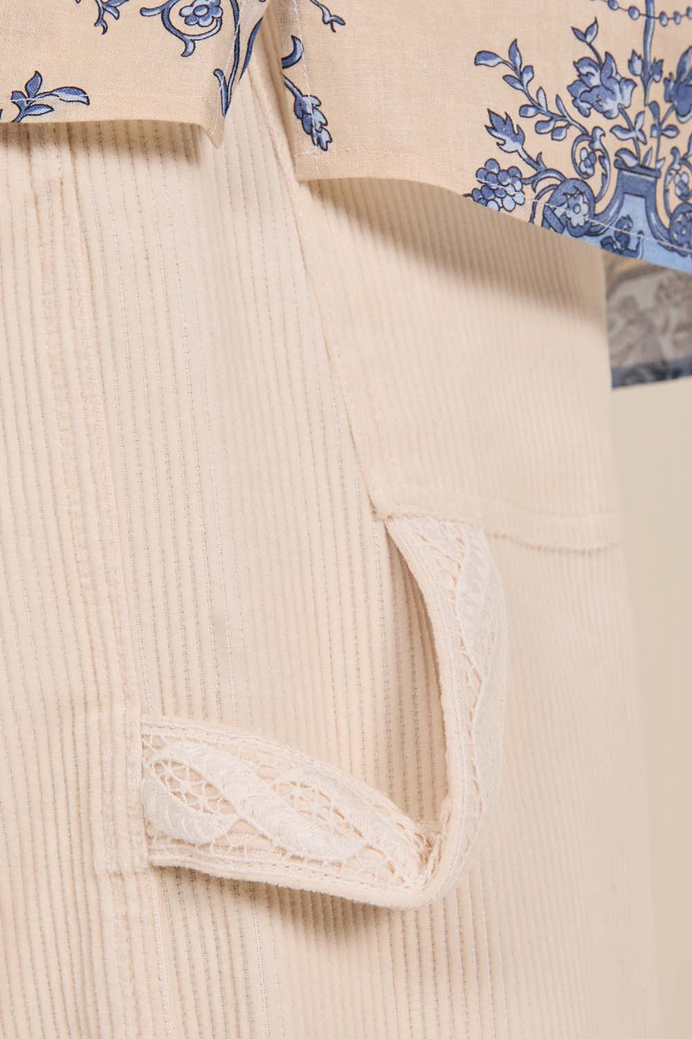 תמונת תקריב דוגמן של מכנסי ג'ינס באגי