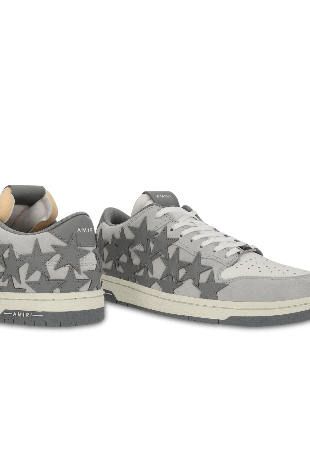 תמונת תקריב של נעלי סניקרס סטארס