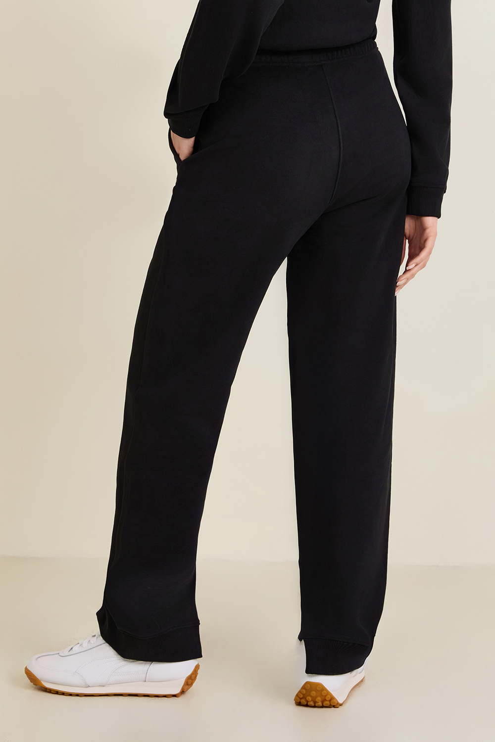 תמונת דוגמן אחורית של מכנסי ג'וג