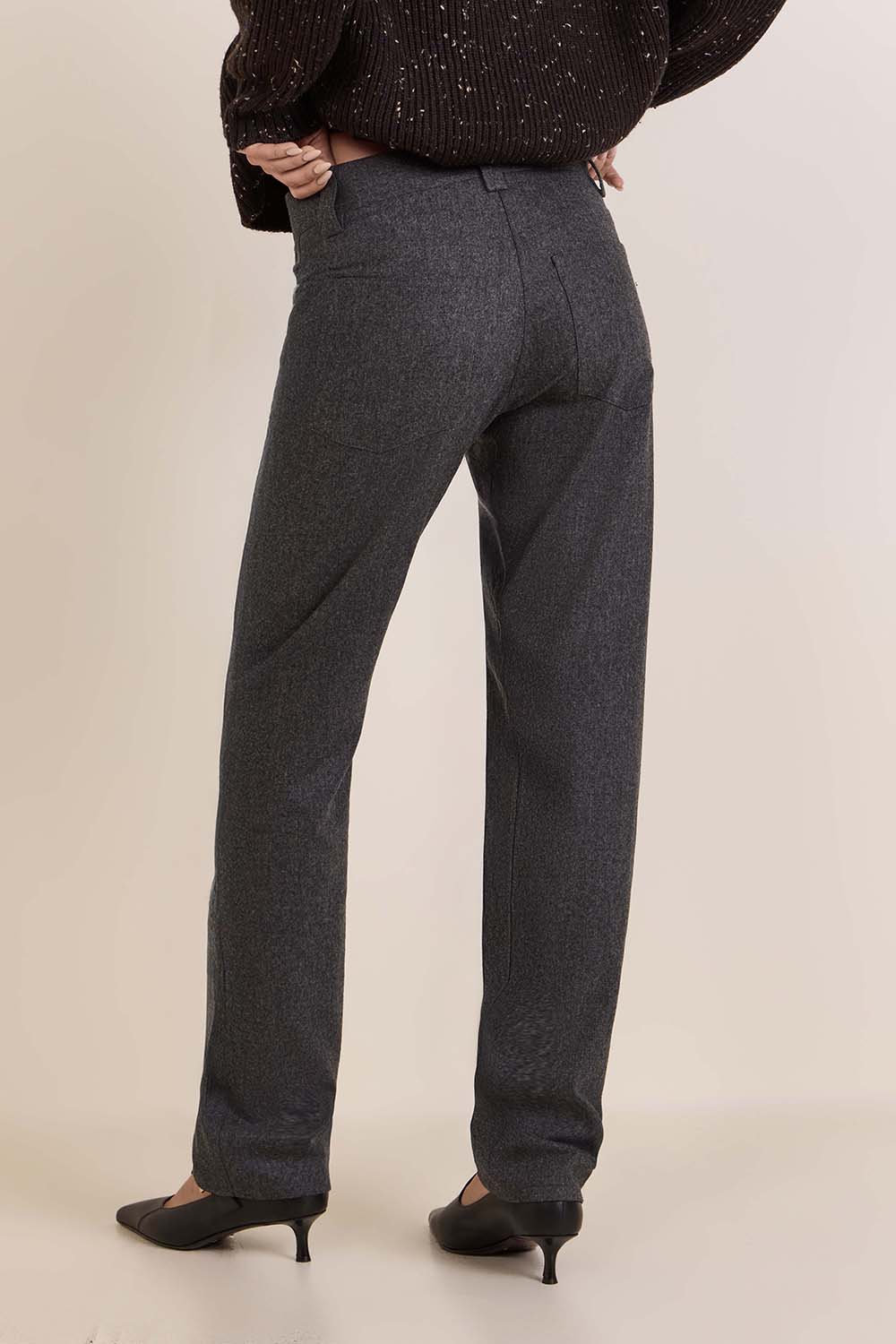 תמונת דוגמן אחורית של מכנסי צמר