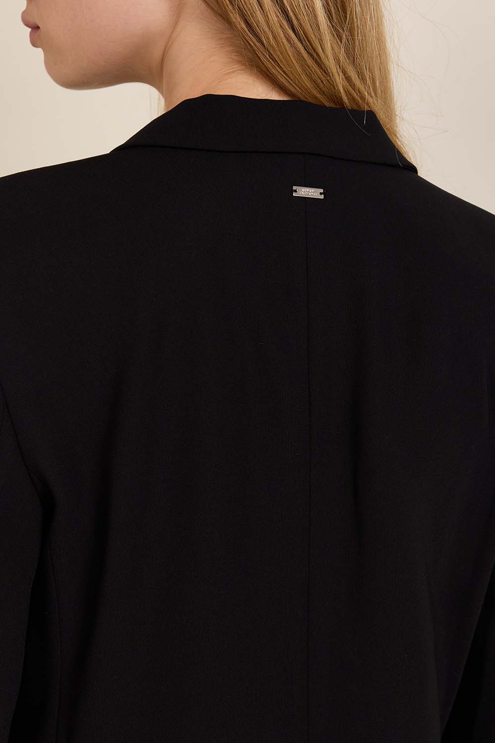 תמונת תקריב דוגמן של ז'קט מחוייט