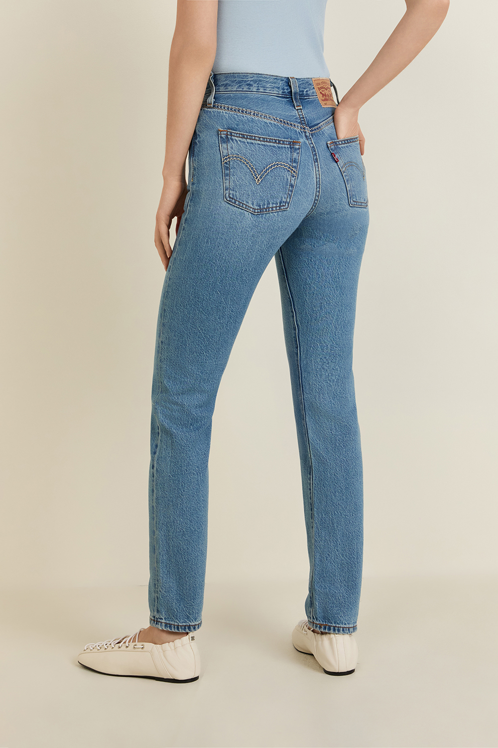 תמונת דוגמן אחורית של מכנסי ג'ינס 501 בגזרה ישרה