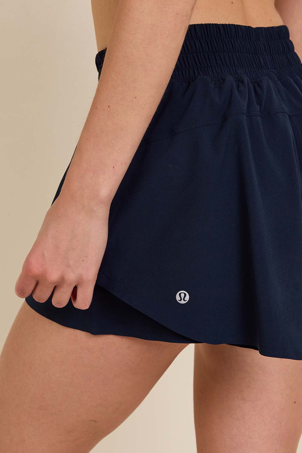 תמונת תקריב דוגמן של Shake It Out High-Rise Running Short 2.5