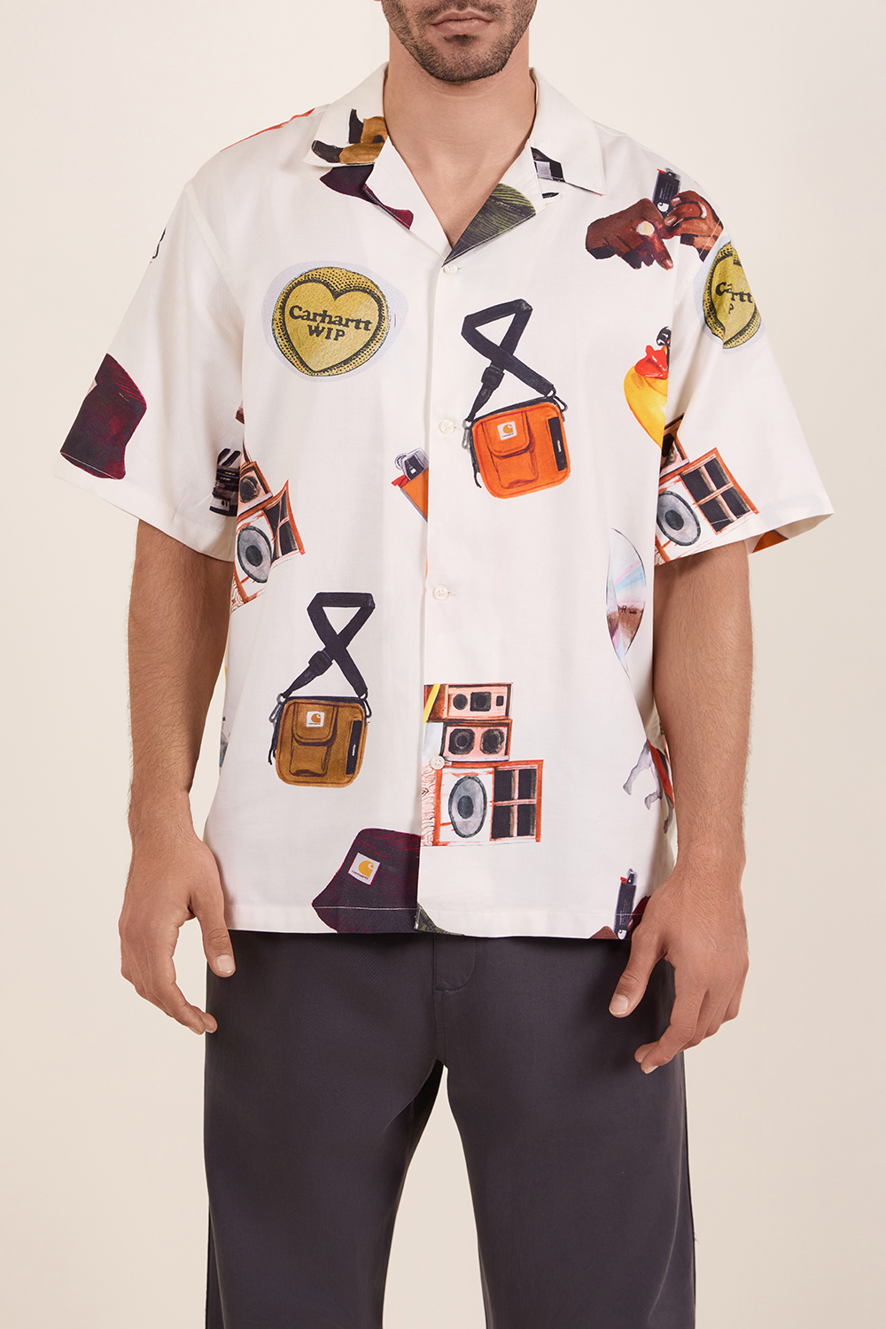 תמונת דוגמן קידמית של חולצה מכופרת קצרה