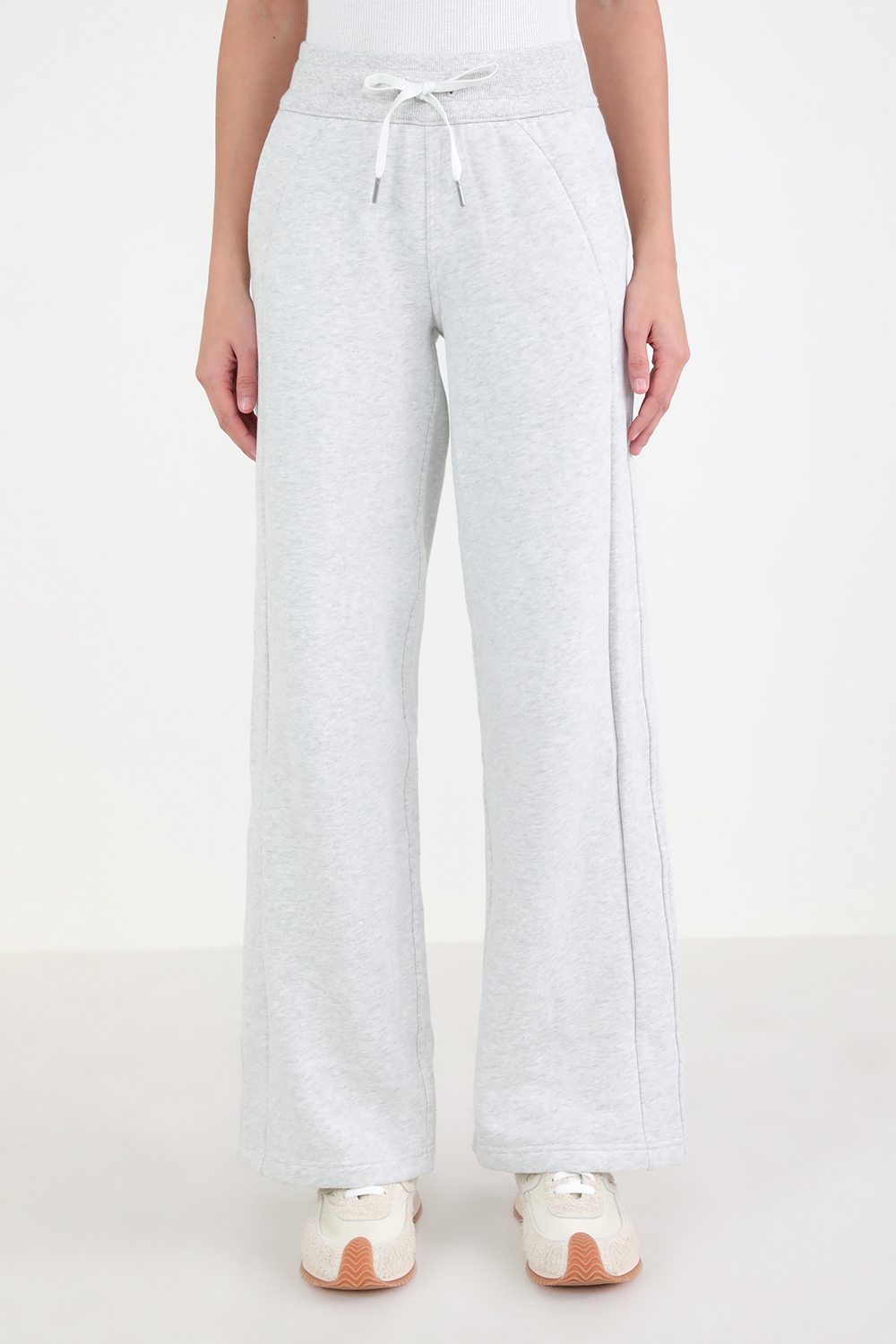 תמונת דוגמן קידמית של Scuba Mid-Rise Wide-Leg Pant