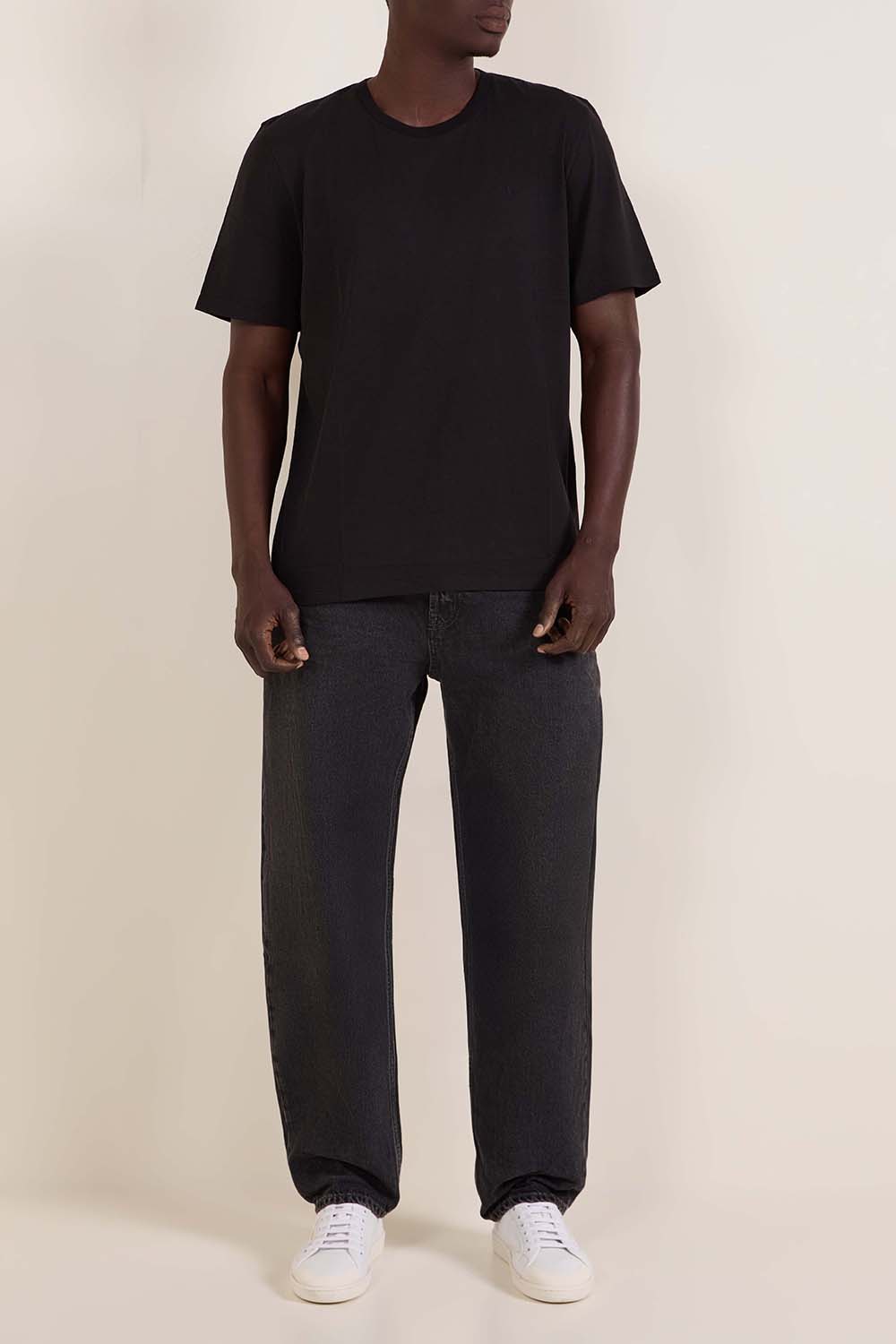 תמונת דוגמן קידמית של נעלי סניקרס