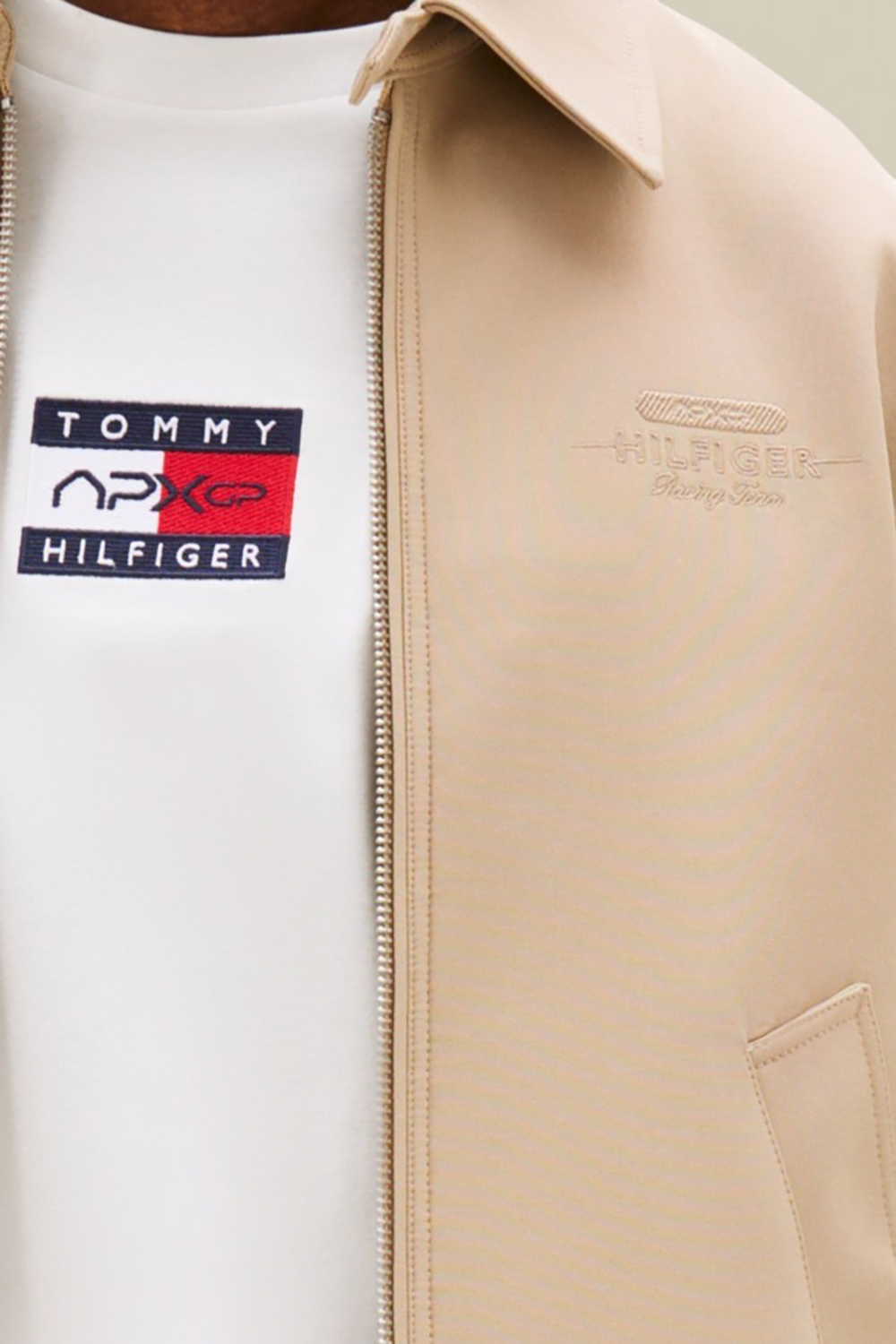 תמונת תקריב דוגמן של טומי הילפיגר X סרט פורמולה 1 ז'קט כותנה