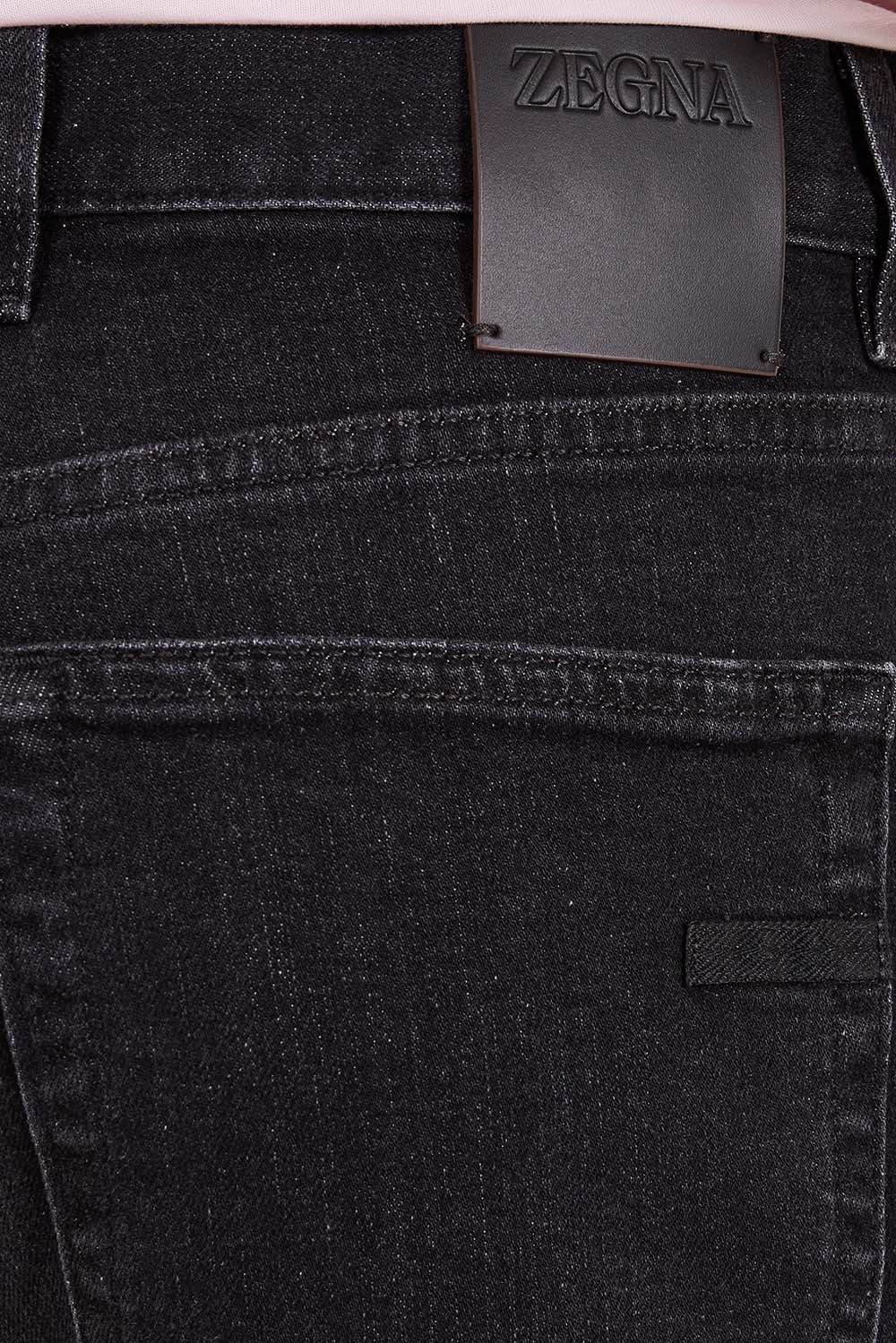 תמונת תקריב דוגמן של מכנסי ג'ינס סלים פיט