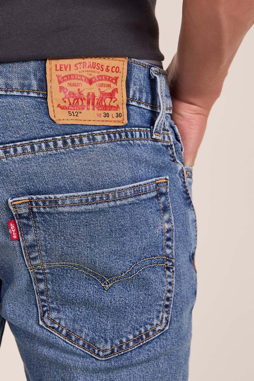 תמונת תקריב דוגמן של מכנסי ג'ינס סלים טאפר 512