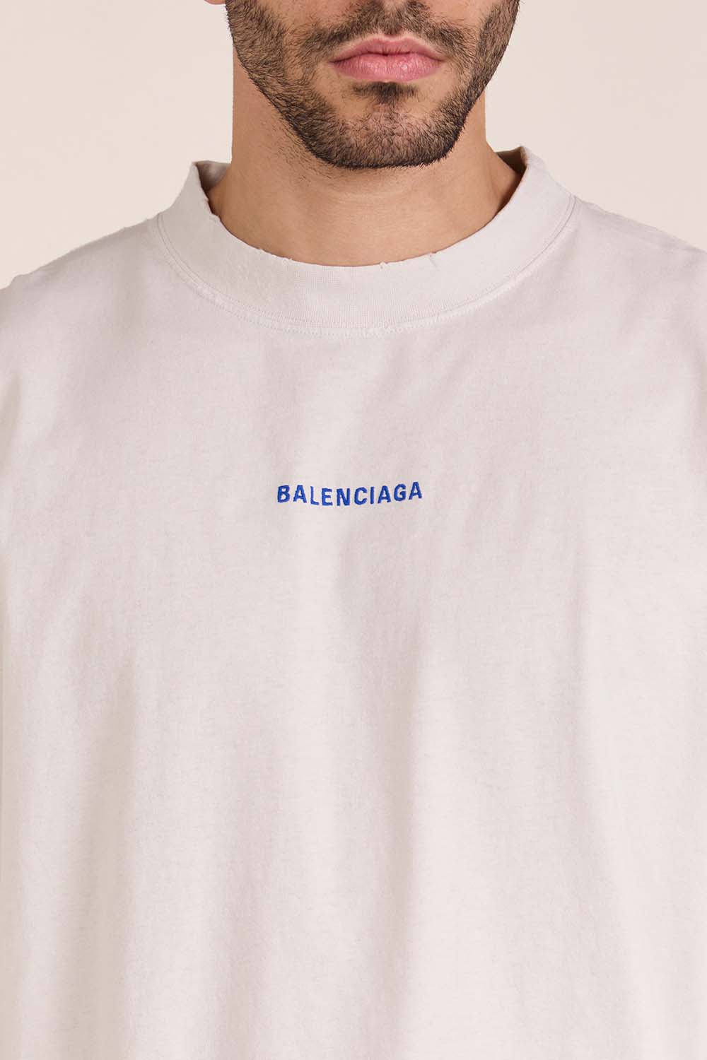 תמונת תקריב דוגמן של חולצת טי נינוחה