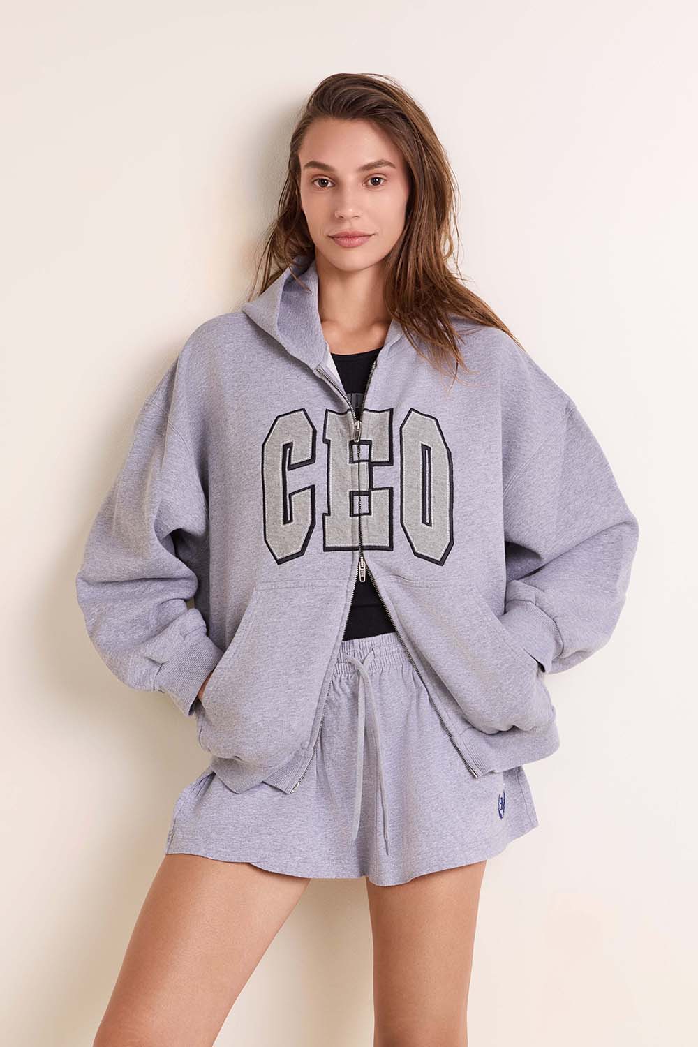 תמונת דוגמן קידמית של סווטשירט קפוצ'ון