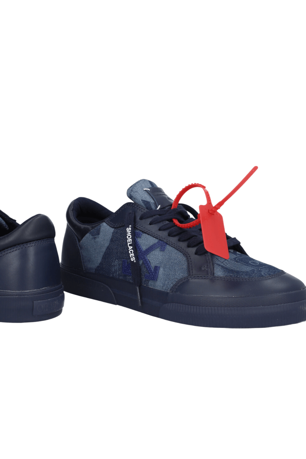 תמונת תקריב של נעלי סניקרס