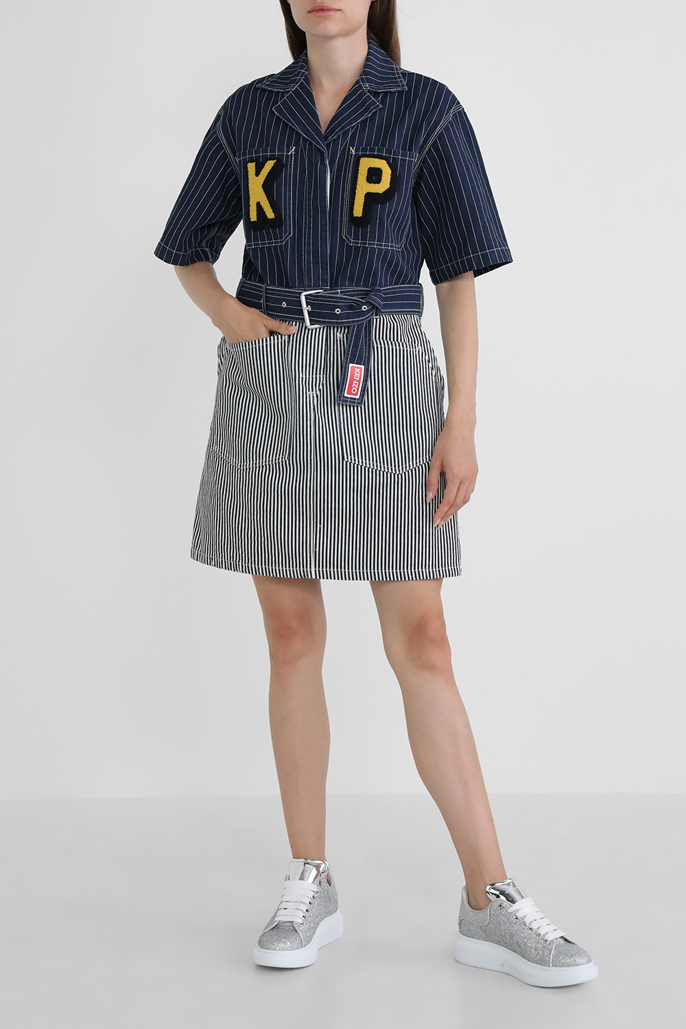 תמונת דוגמן קידמית של נעלי סניקרס נוצצות