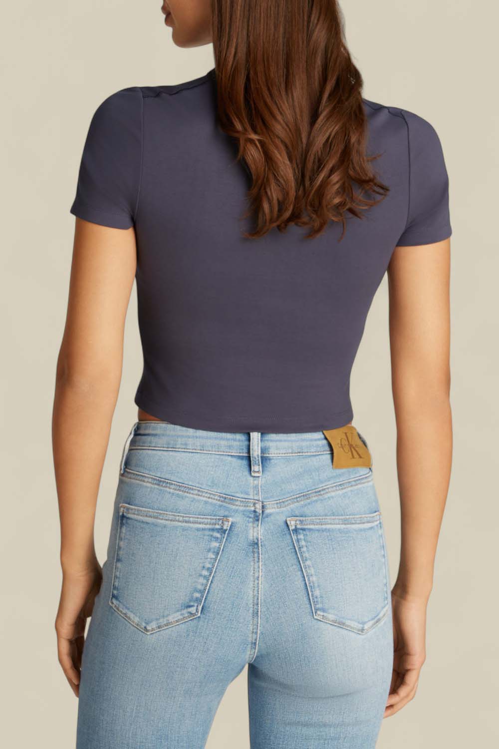 תמונת דוגמן אחורית של חולצת טי