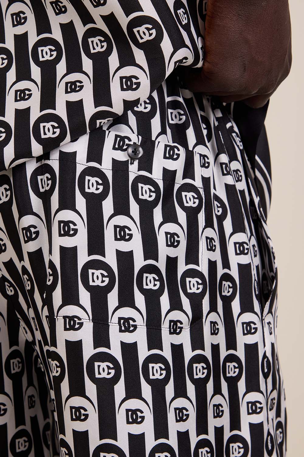 תמונת תקריב דוגמן של מכנסי ברמודה ממשי