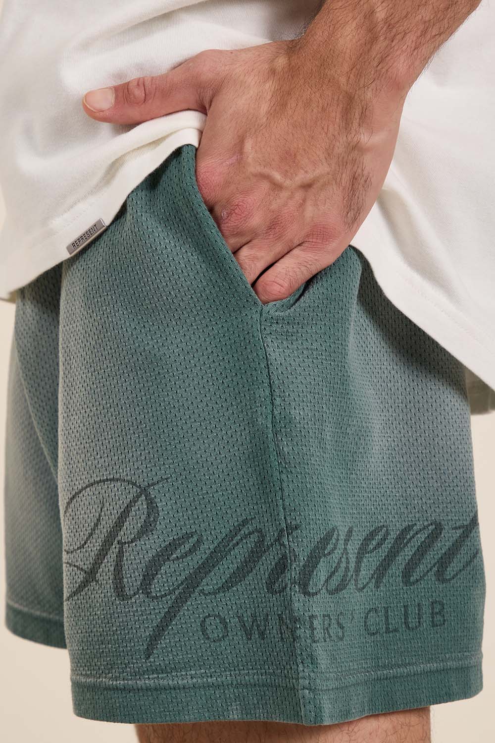 תמונת דוגמן אחורית של מכנסיים קצרים