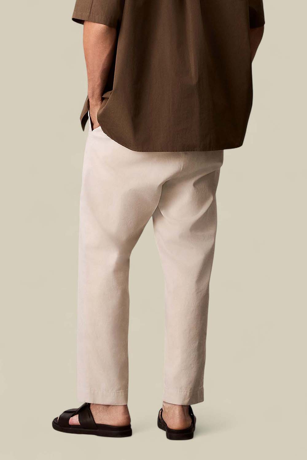 תמונת דוגמן אחורית של מכנסיים ארוכים