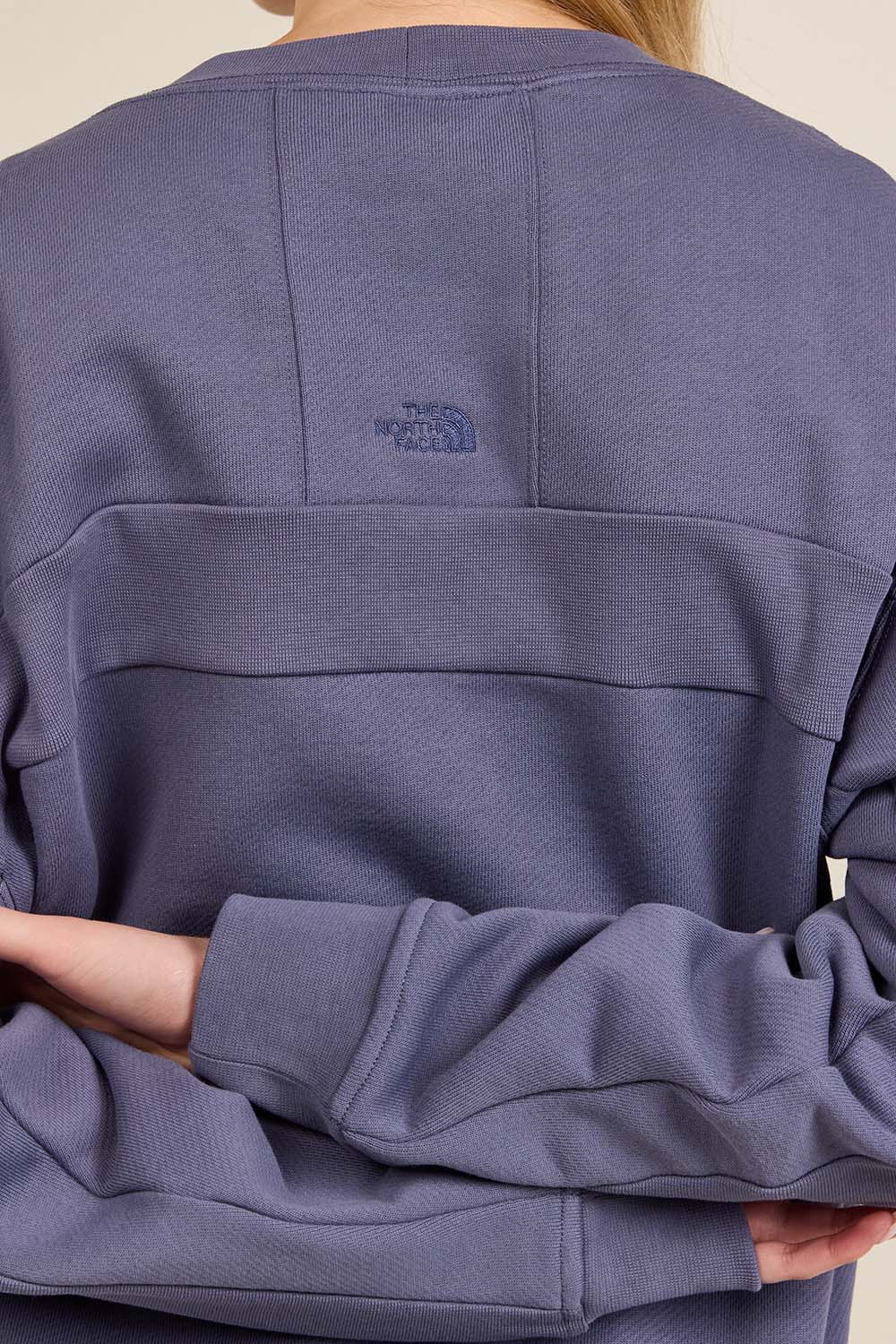 תמונת תקריב דוגמן של סווטשירט אוברסייז