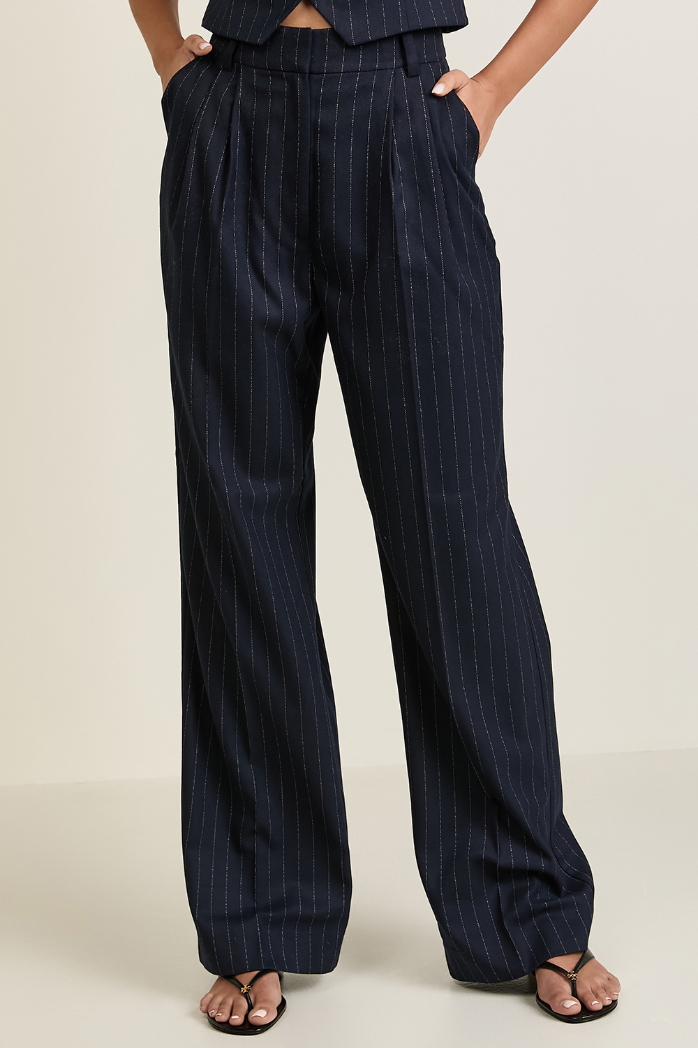 תמונת דוגמן קידמית של מכנסיים מחוייטים