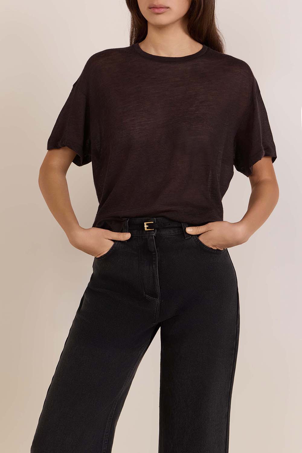 תמונת דוגמן קידמית של חולצת טי מקשמיר