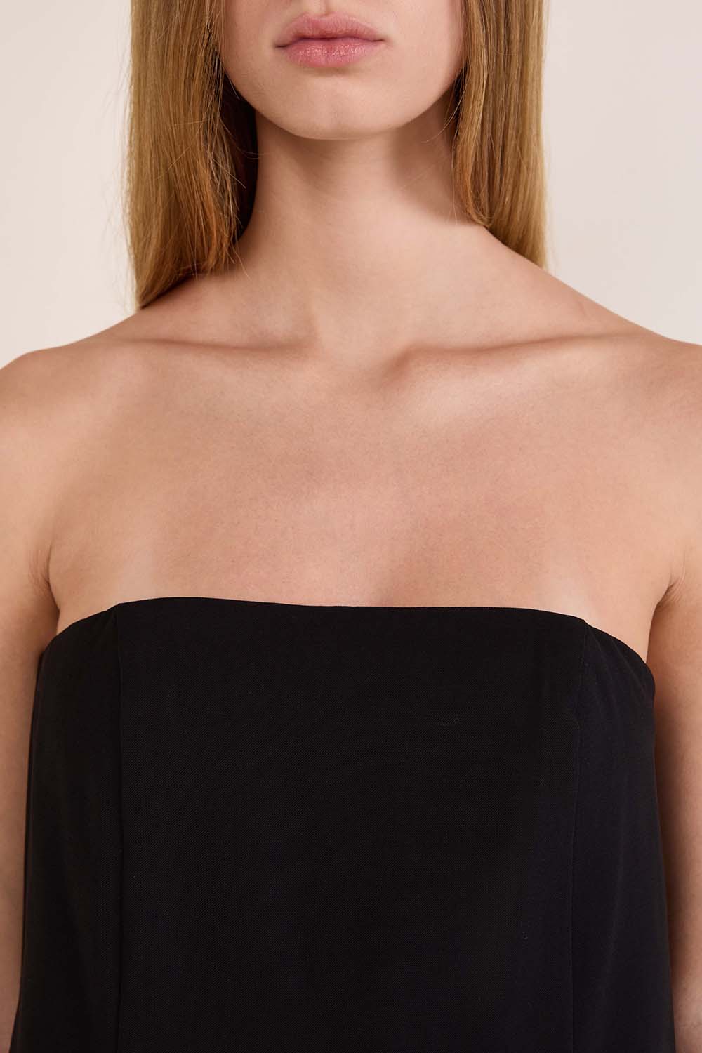 תמונת תקריב דוגמן של חולצת סטרפלס