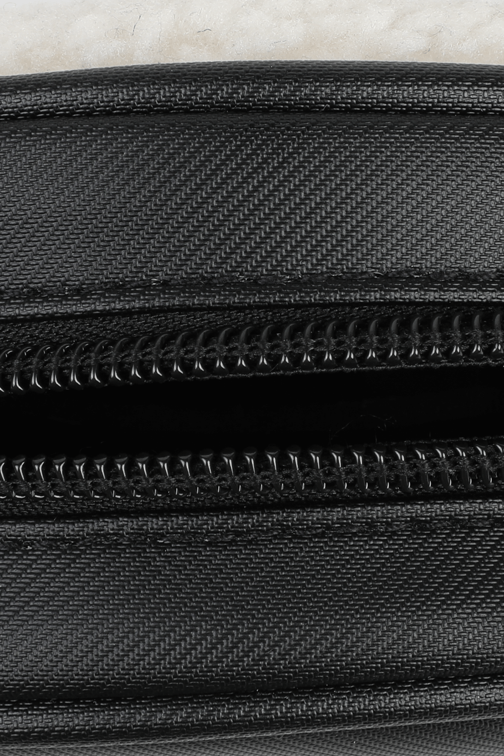 תיק צד מרובע עם לוגו בצבעי ורוד ולבן