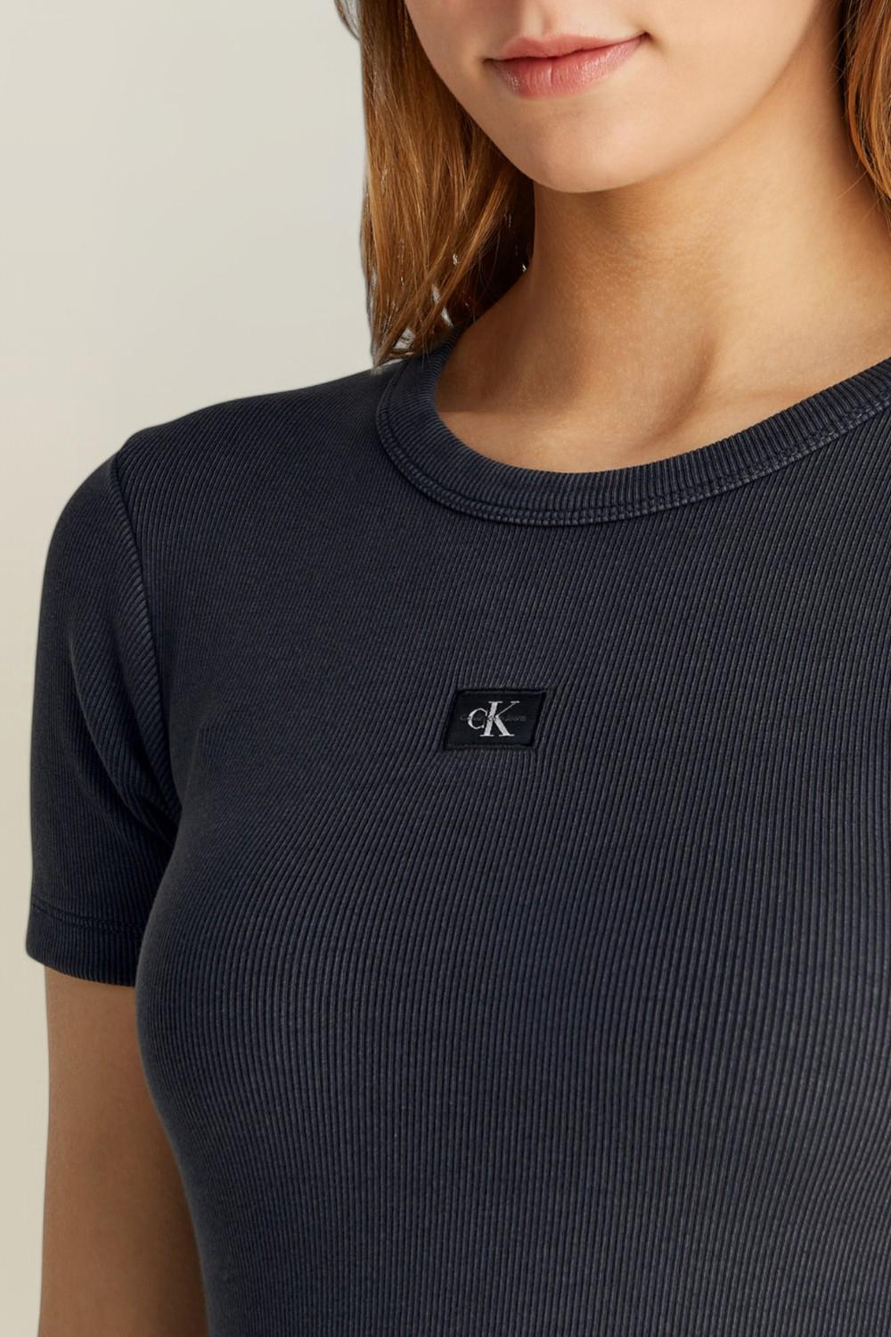 תמונת תקריב דוגמן של שמלת מיני