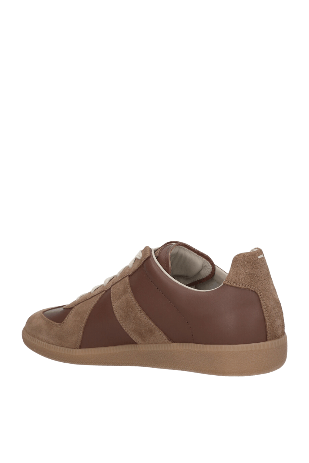 תמונה אחורית של נעלי סניקרס