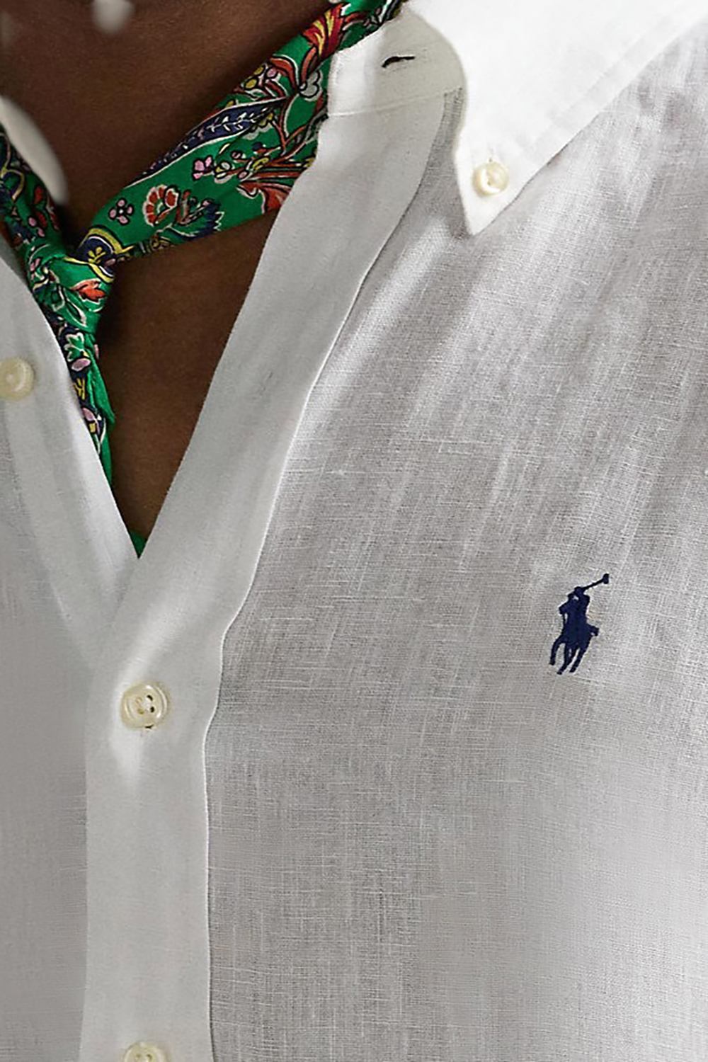 תמונת תקריב דוגמן של חולצת כפתורים מפשתן