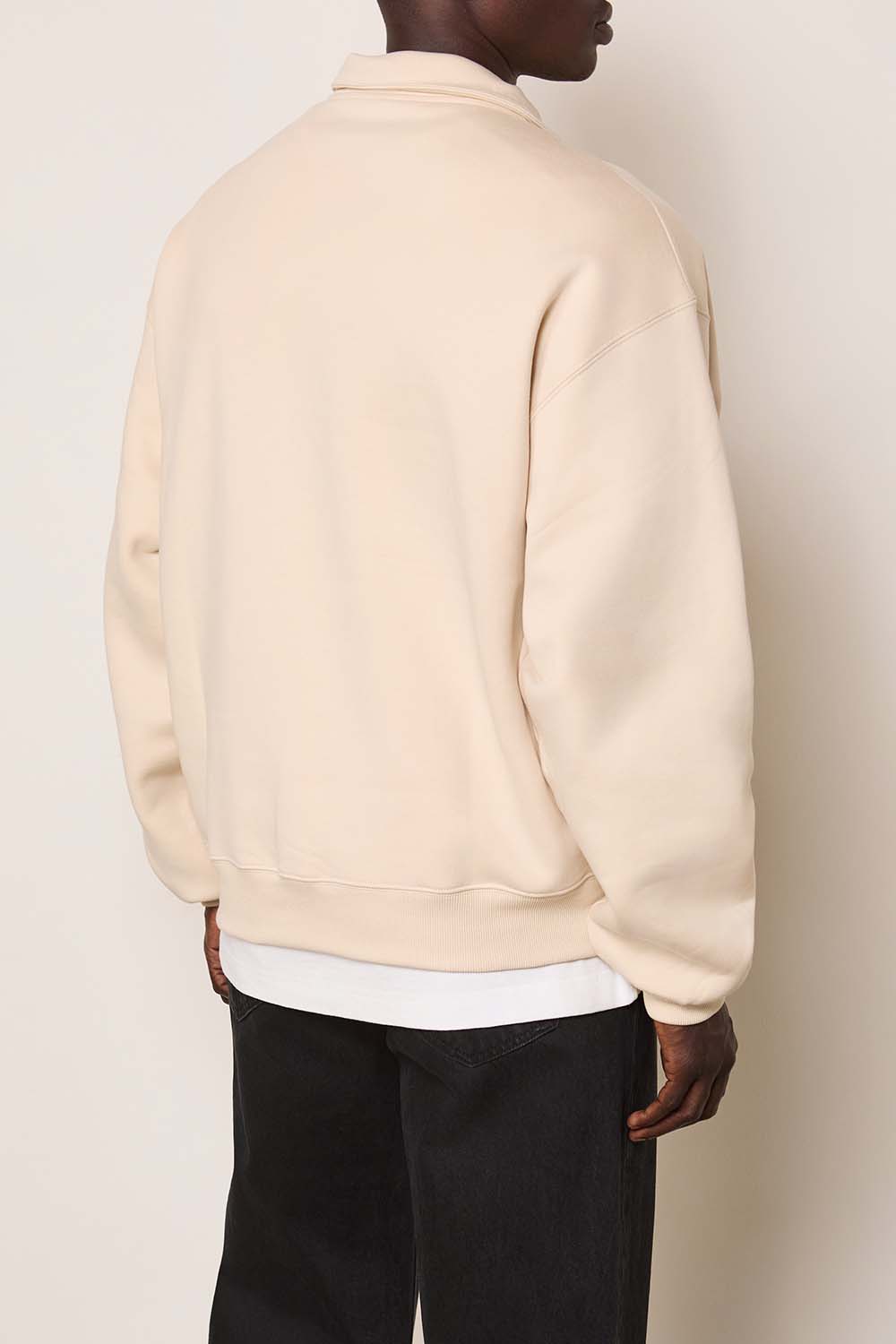 תמונת תקריב דוגמן של סווטשירט