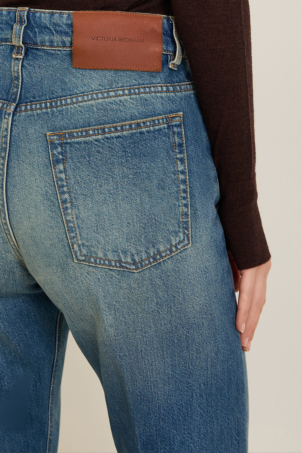 תמונת תקריב דוגמן של מכנסי ג'ינס בגזרה ישרה