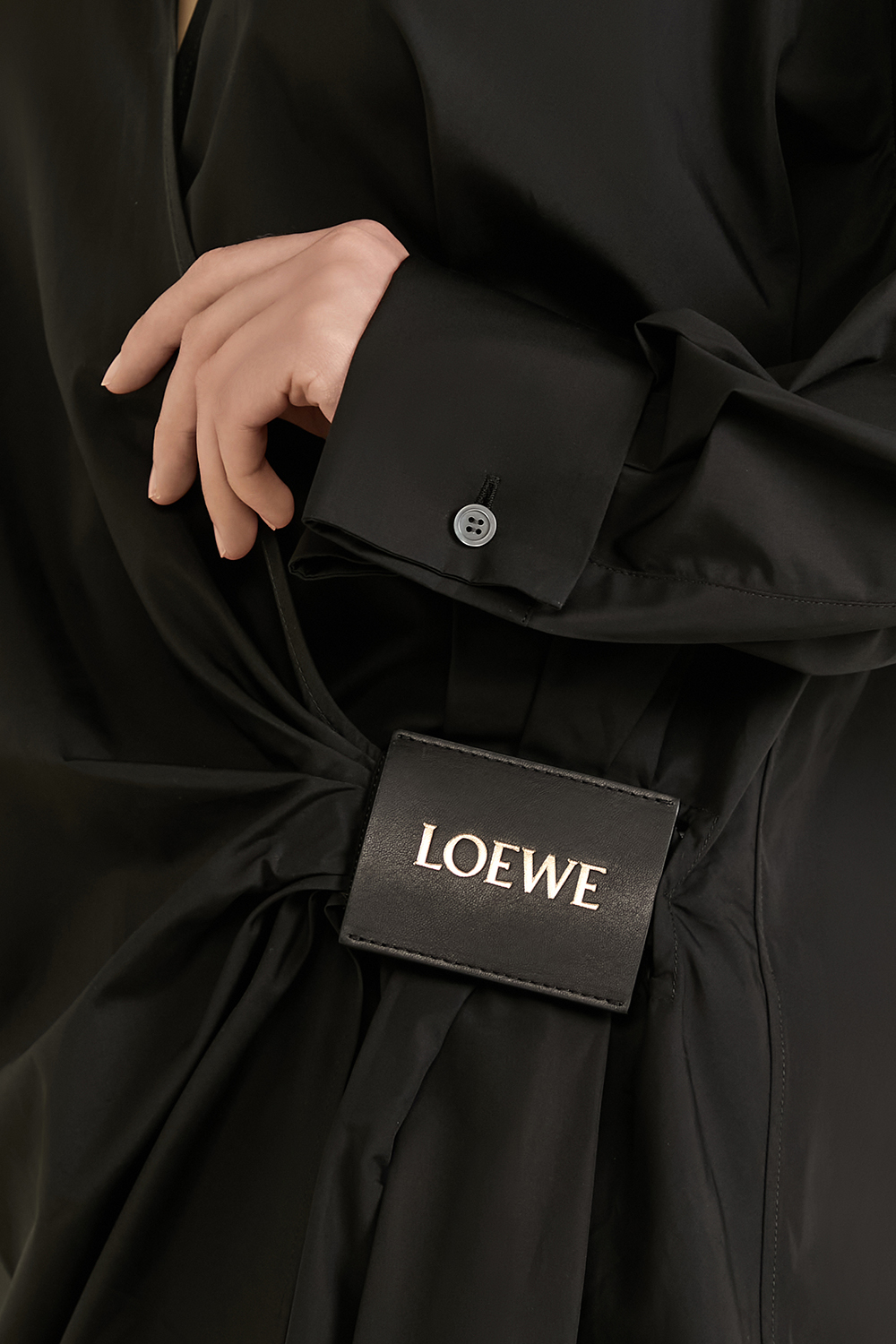 תמונת תקריב דוגמן של שמלת מעטפת