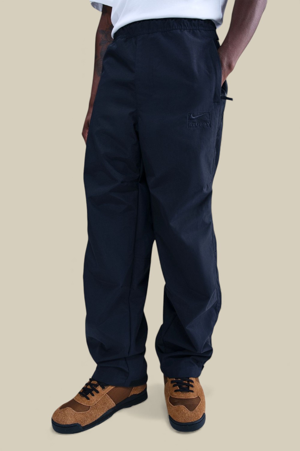 תמונת דוגמן קידמית של מכנסיים בגזרה משוחררת נייקי X סטוסי