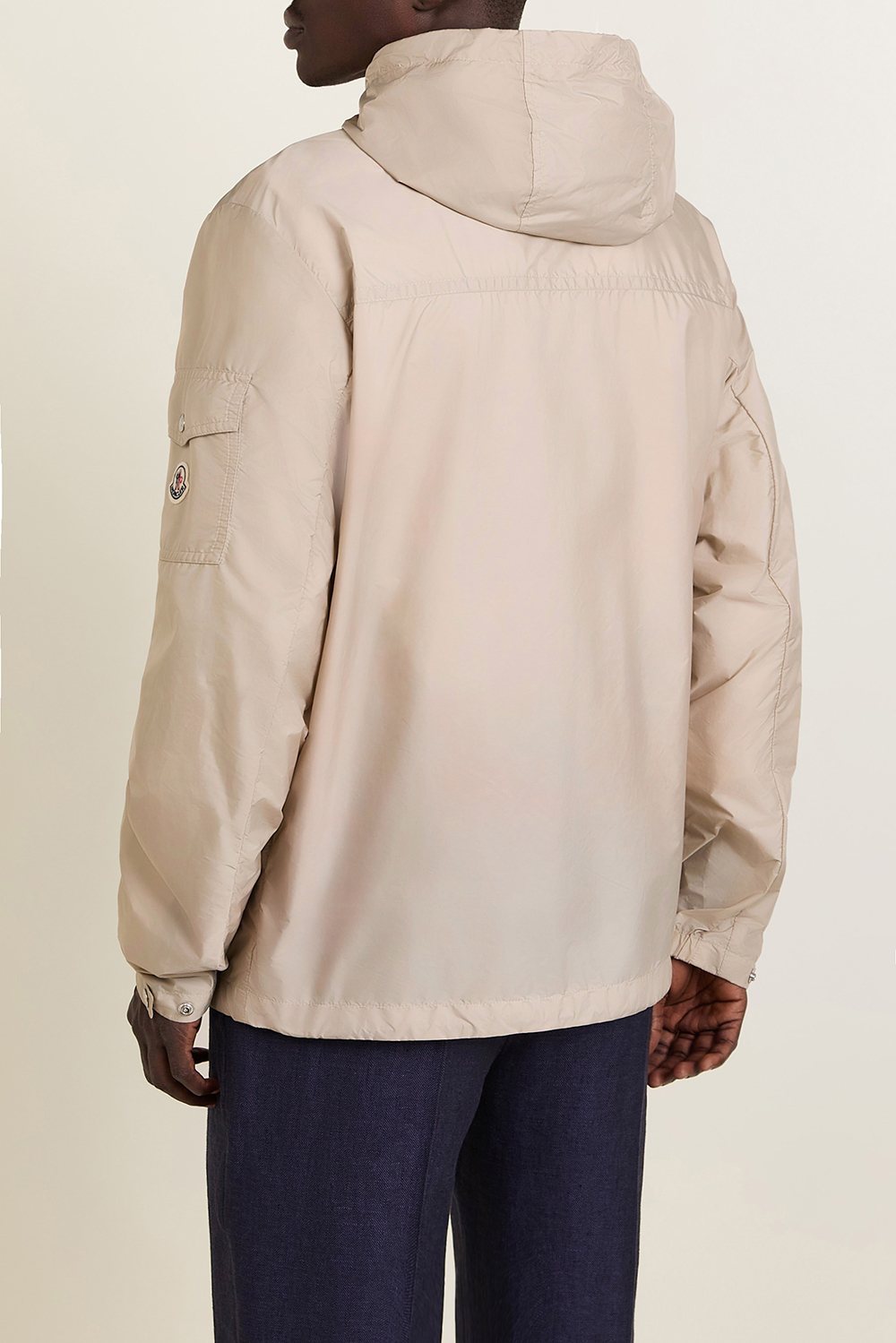 תמונת דוגמן אחורית של מעיל רוח קל