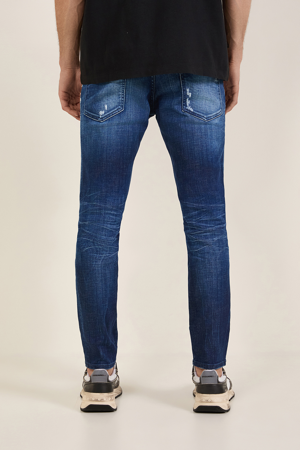 תמונת דוגמן אחורית של מכנסי ג'ינס סקייטר